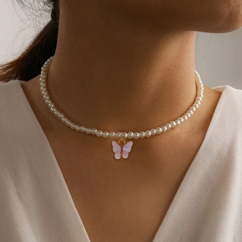 Elegante Perlenkette mit Schmetterling-Anhänger